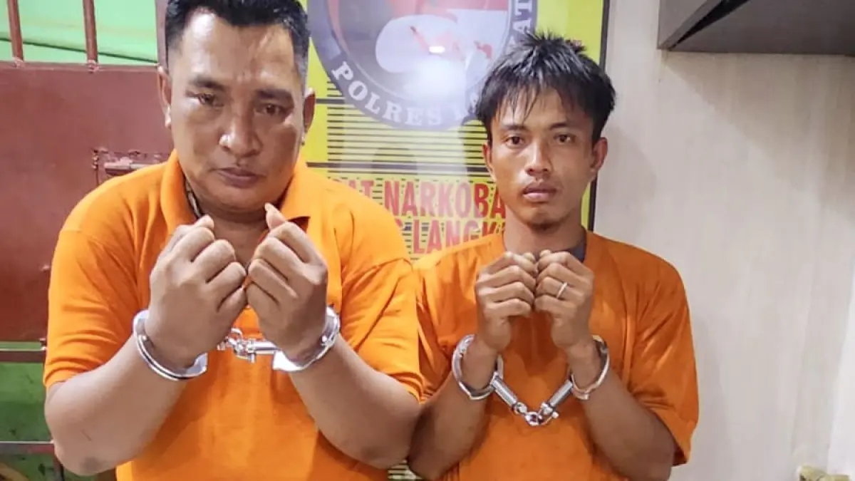 
Dua tersangka saat dibawa ke Kantor Satresnarkoba Polres Langkat. (Foto dari Humas Polres Langkat/Sumut Pos)