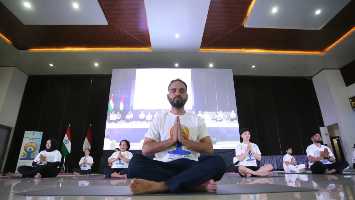 Instruktur dari India memimpin kegiatan yoga dalam rangka perayaan Hari Yoga Internasional ke-12 di Politeknik Pariwisata Medan pada Minggu, 21 Juni 2026. (foto : Konsulat Jenderal India di Medan)