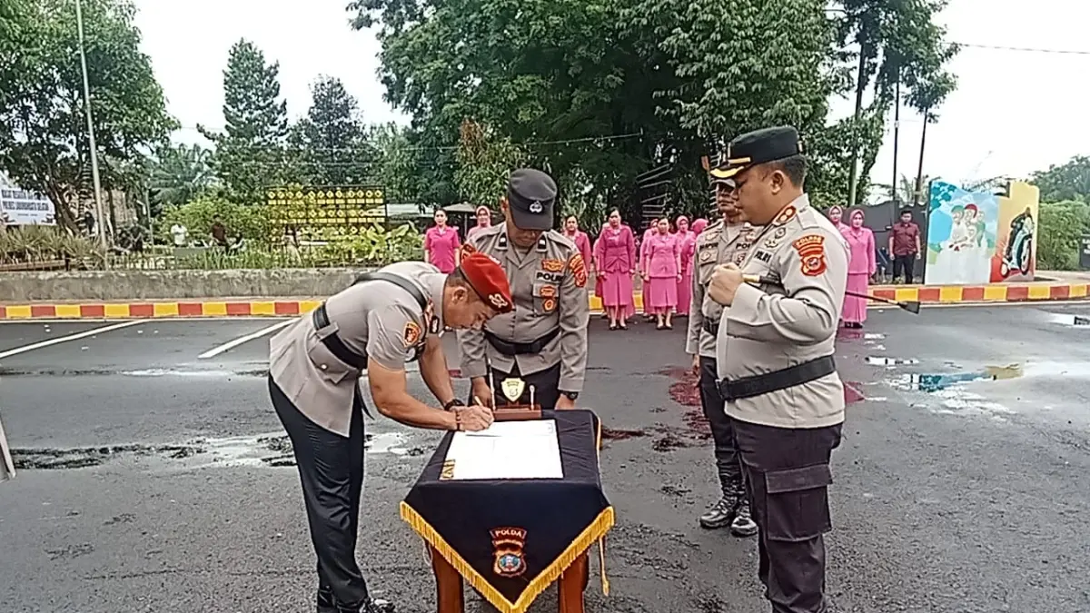 Kapolres Labuhanbatu Selatan, AKBP Aditya S.P. Sembiring M., S.I.K menyaksikan  prosesi  penandantangan berita acara serahterima jabatan  dari AKP Elimawan Sitorus, S.H., M.H., kepada AKP Eriks Raydikson Nainggolan, S.H., M.H. (Khairuddin/Sumut Pos)