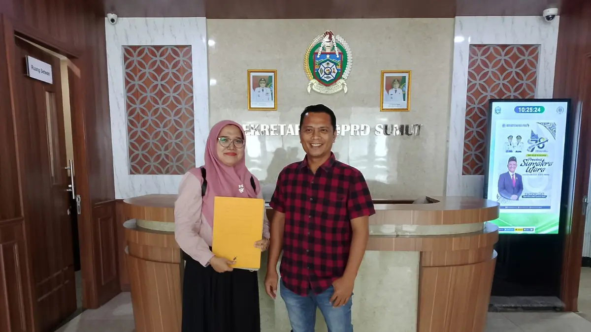 Koordinator AKDA, Liston Hutajulu saat menyerahkan surat ke DPRD Sumut. (Dok: AKDA)