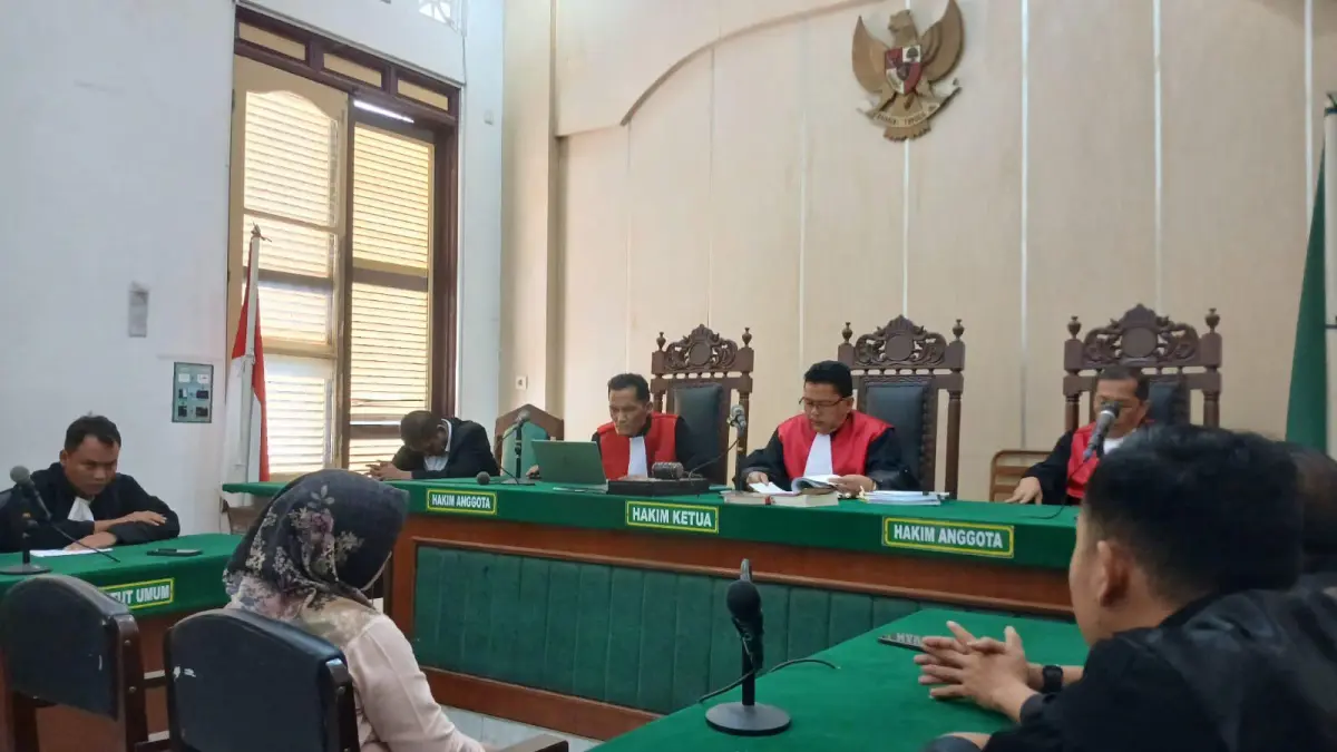 KORUPSI: Plt Kadis PUTR Binjai terdakwa korupsi proyek jalan DBH Sawit, menjalani sidang putusan di Pengadilan Tipikor Medan, Senin (21/6/2026) sore. (Dok: Gusman/Sumut Pos)