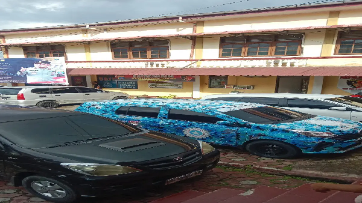 Mobil salah satu ormas yang djadikan barang bukti diamankan di Polres Pematangsiantar. (Pra Evasi/ Sumut Pos)