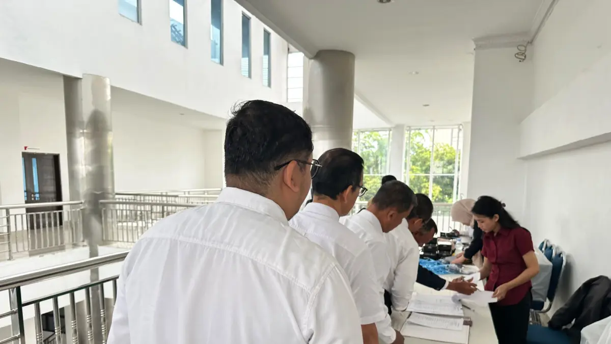 REGISTRASI: Para peserta melakukan registrasi sebelum melaksanakan CAT di Fakultas Kedokteran USU, Senin (22/6/20/6).(Dok : Pansel KPID Sumut)
