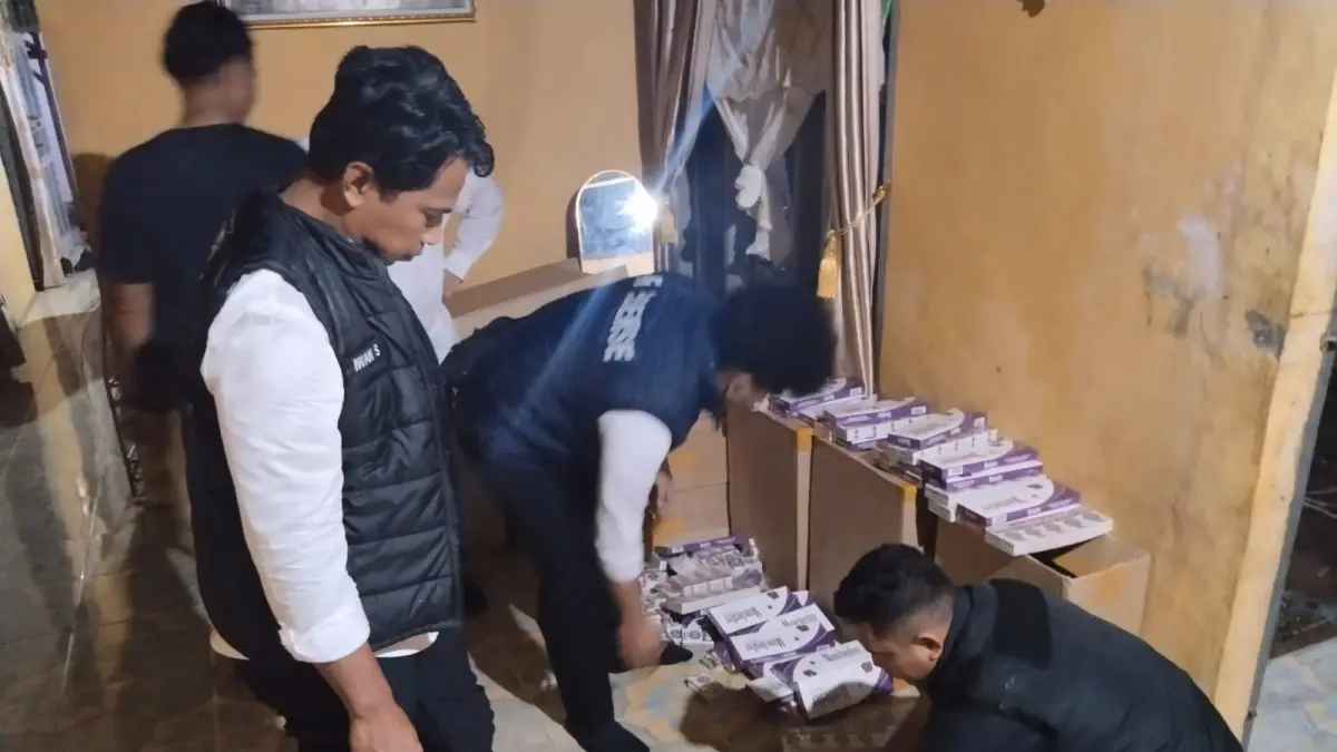 Satreskrim Polres Padang Lawas Gerebek Rumah penyimpanan di Barumum Baru,Senin 22 Juni 2026. (Mitra Harahap/Sumut Pos)