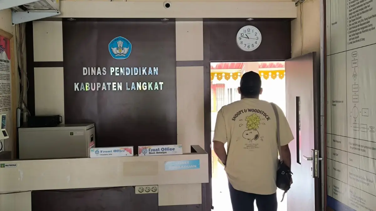 
Seorang pria melintas di lobi Kantor Disdik Langkat, Stabat. (Teddy Akbari/Sumut Pos)