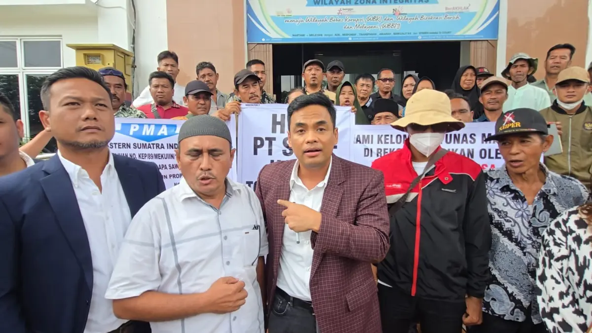 SIDANG: Kelompok Tani Plasma Tunas Malela Simalungun Jaya, didampingi kuasa hukum penggugat usai mengikuti sidang di PTUN Medan, Senin (22/6/2026). (Dok: Gusman/Sumut Pos)