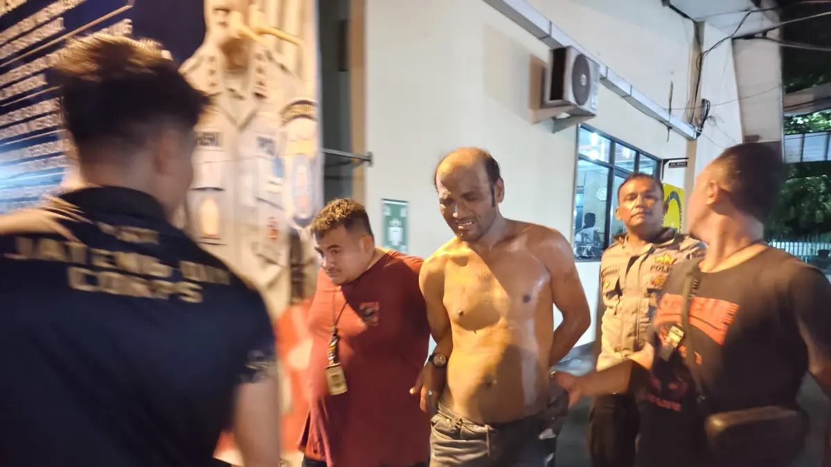 Warga negara Malaysia yang sempat melarikan diri dari dari tahanan Imigrasi Pematangsiantar saat diamankan petugas gabungan di Kelurahan Mandailing, Kecamatan Tebing Tinggi Kota, Minggu (21/6/2026) malam. (Azan Purba / Sumut Pos)