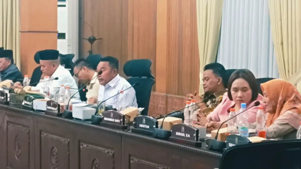 Ketua Pansus Plasma Areal HGU Perkebunan, Ismar Komri, memimpin rapat bersama PD IWO Batu Bara dan Dzuriat Kedatukan Limapuluh guna mendengarkan paparan data dan informasi terkait plasma perkebunan di Kabupaten Batu Bara, Senin (22/6/2026). ( Liberti H. Haloho/Sumut Pos)