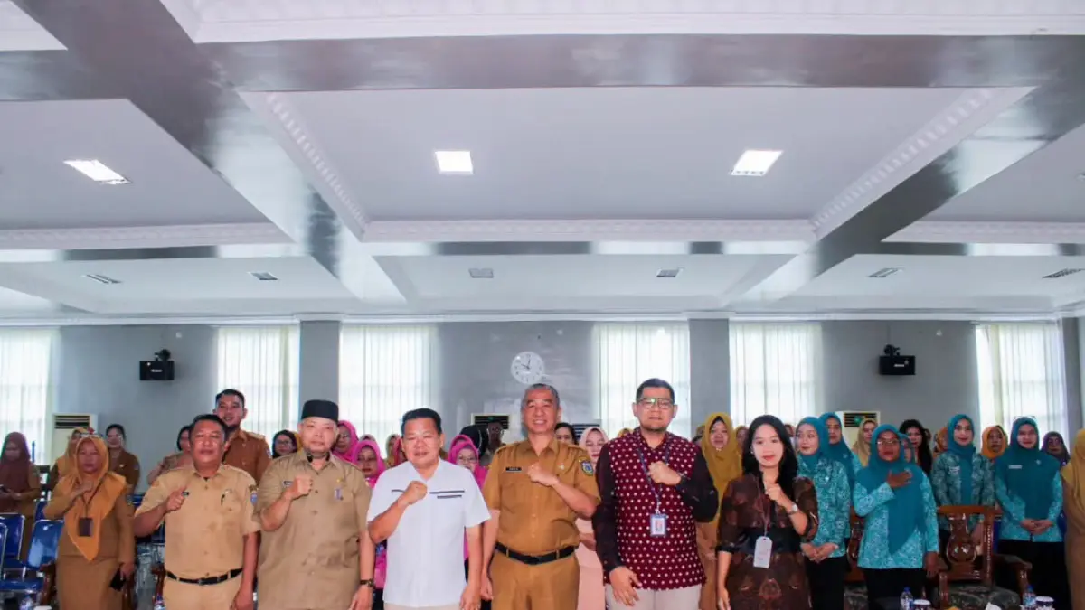 Sekretaris Daerah Kota Tebing Tinggi, Erwin Suheri Damanik, didampingi narasumber dari OJK Regional 5 Sumatera Bagian Utara dan Bank Indonesia Provinsi Sumatera Utara, berfoto bersama para peserta usai pembukaan kegiatan Edukasi Literasi dan Inklusi Keuangan bagi Kaum Perempuan di Aula Balai Kota Tebing Tinggi, (23/6/2026). (Azan Purba / Sumut Pos)