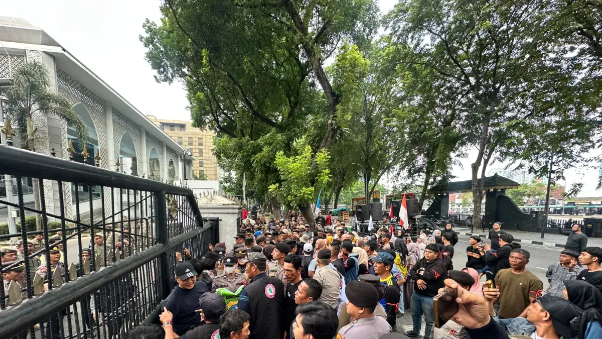 AKSI: Puluhan massa yang tergabung dalam Aliansi Pemuda dan Masyarakat Pejuang Bangsa (APMB) menggelar aksi unjuk rasa di depan Gedung DPRD Sumatera Utara, Jalan Imam Bonjol, Medan, Selasa (23/6/2026).(Dok : Ihsan Syahreza/Sumut Pos)
