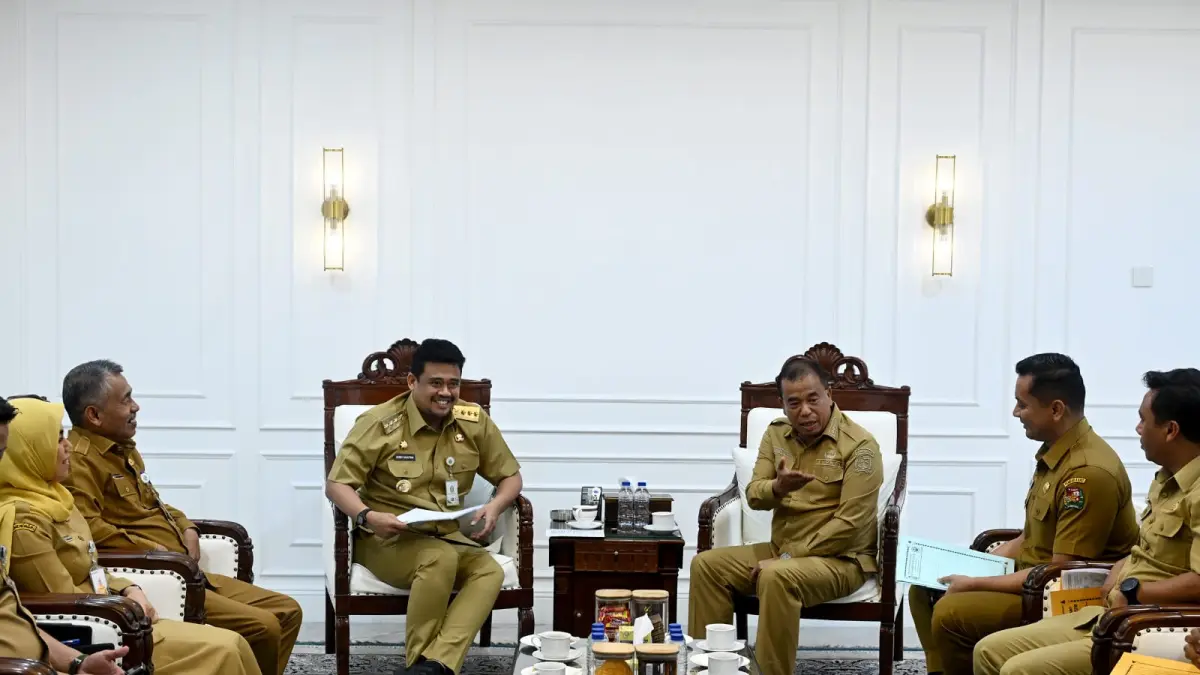 AUDIENSI: Gubsu Bobby Nasution menerima audiensi Bupati Karo Antonius Ginting beserta jajarannya di ruang kerja Gubernur, lantai 10 Kantor Gubernur Sumut, Jalan Diponegoro, Medan, Senin (22/6/2026).(Dok: Diskominfo Sumut)