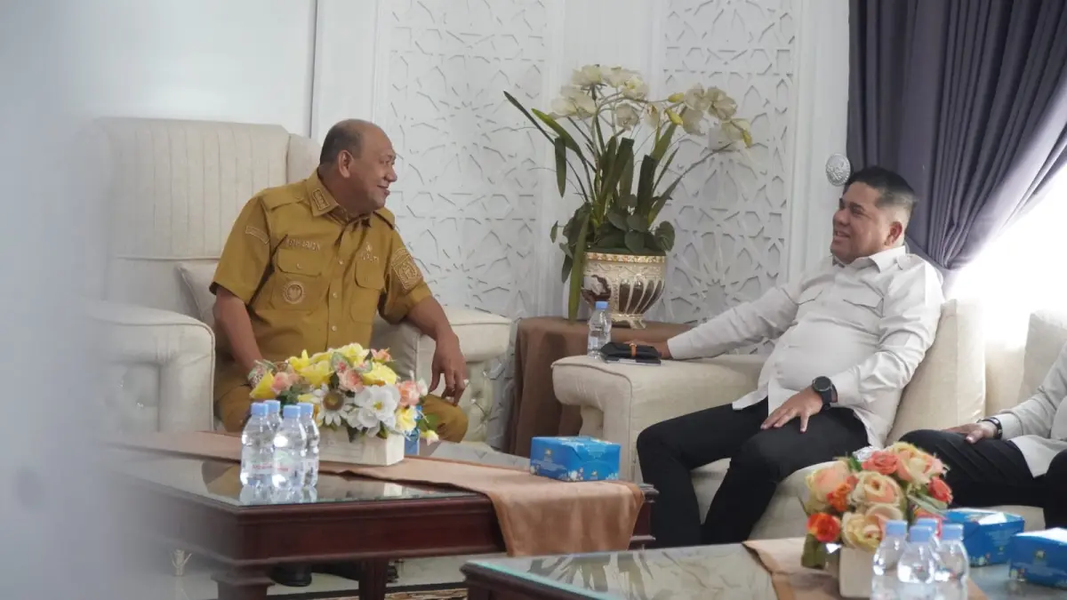 
Bupati Langkat, Syah Afandin (kiri) saat menerima audiensi dari Kanwil Imigrasi Sumut beserta jajaran di rumah dinas, Stabat. (Diskominfo Langkat/Sumut Pos)