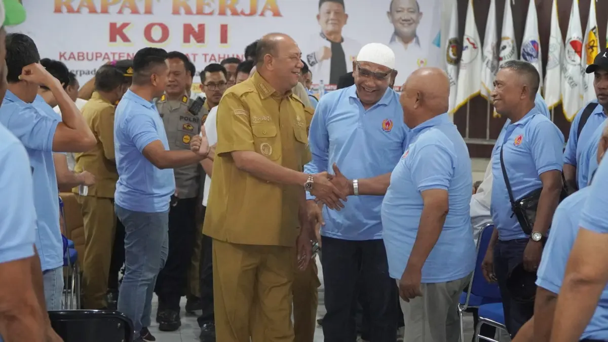 
Bupati Langkat, Syah Afandin saat bersalaman dengan peserta yang mengikuti Raker KONI. (Diskominfo Langkat/Sumut Pos)