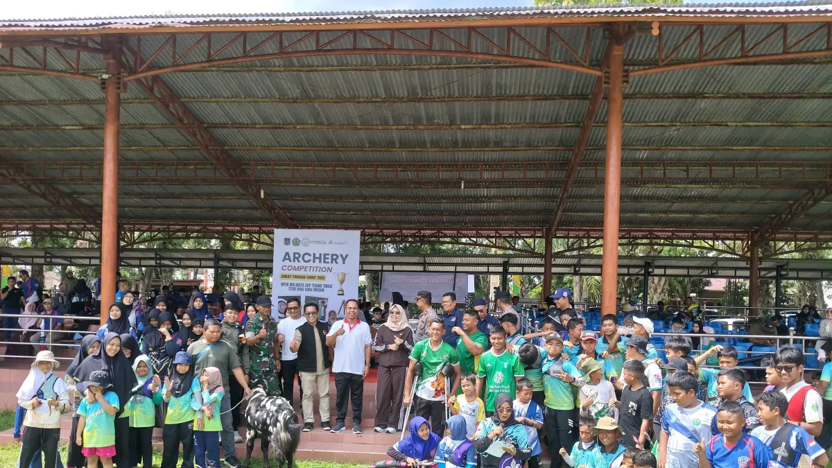 Kadisporabudpar Tebingtinggi M Fadli SPd MPd didampingi Waketum KONI Sumut Prof Indra Kasih, Ketua STOK Bina Guna Liliana Puspa Sari dan lainnya bersama peserta Sirkuit Panahan Sumut 2026. (Dok Panitia)
