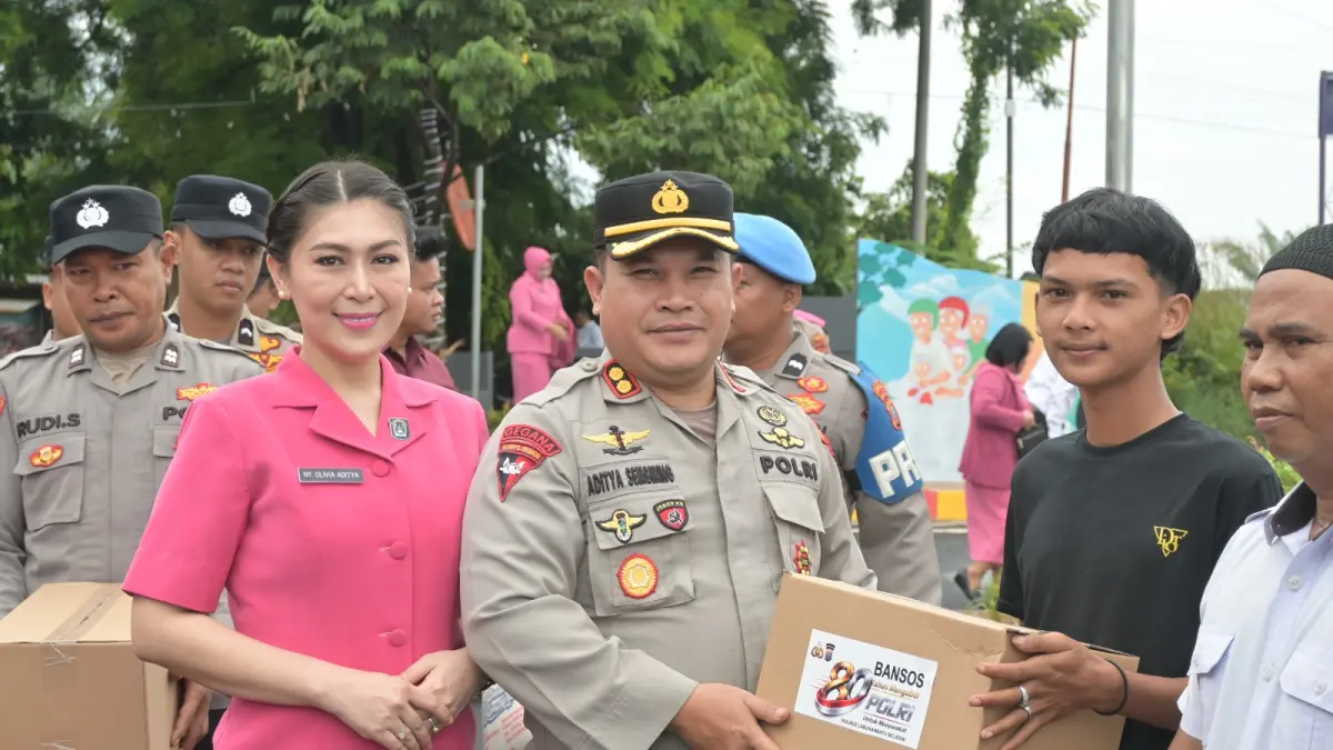 Kapolres Labusel AKBP Aditya S.P Sembiring M SIK saat memberikan bantuan. (Khairuddin/Sumut Pos)