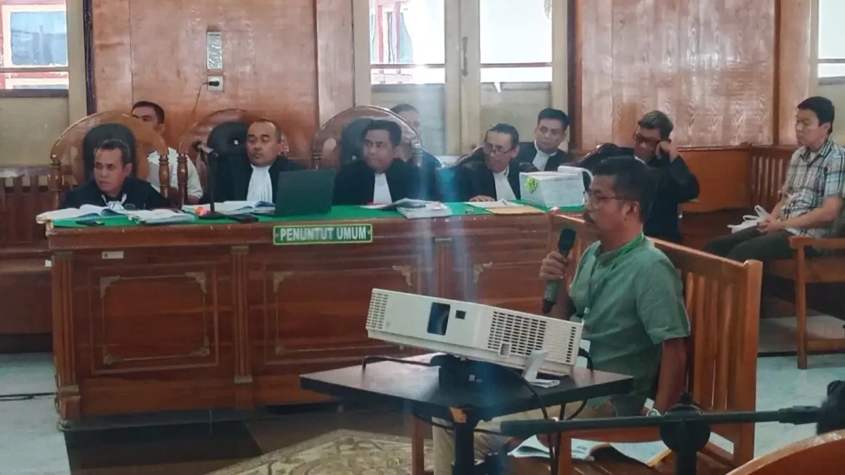 KETERANGAN: Bendahara pengeluaran Disdik dan PPTK pengadaan smartboard saat memberikan keterangan terpisah di Pengadilan Tipikor Medan, Senin (22/6/2026). (Dok: Gusman/Sumut Pos)

