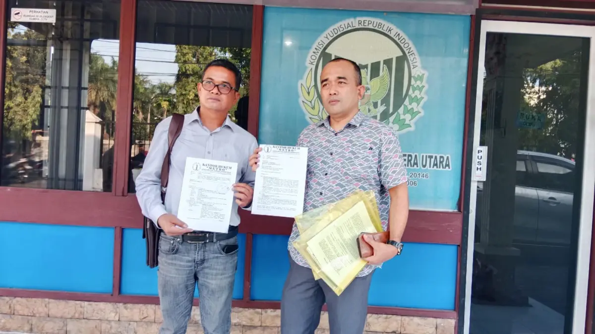 LAPOR: Jonson David Sibarani, kuasa hukum tergugat Kepala Desa Tapian Nauli Maruap Sihombing, dan Leo Nababan, kuasa hukum tergugat II intervensi Robert Sihombing saat melaporkan 6 hakim ke KY Sumut, Selasa (23/6/2026) sore. (Dok: Gusman/Sumut Pos)
