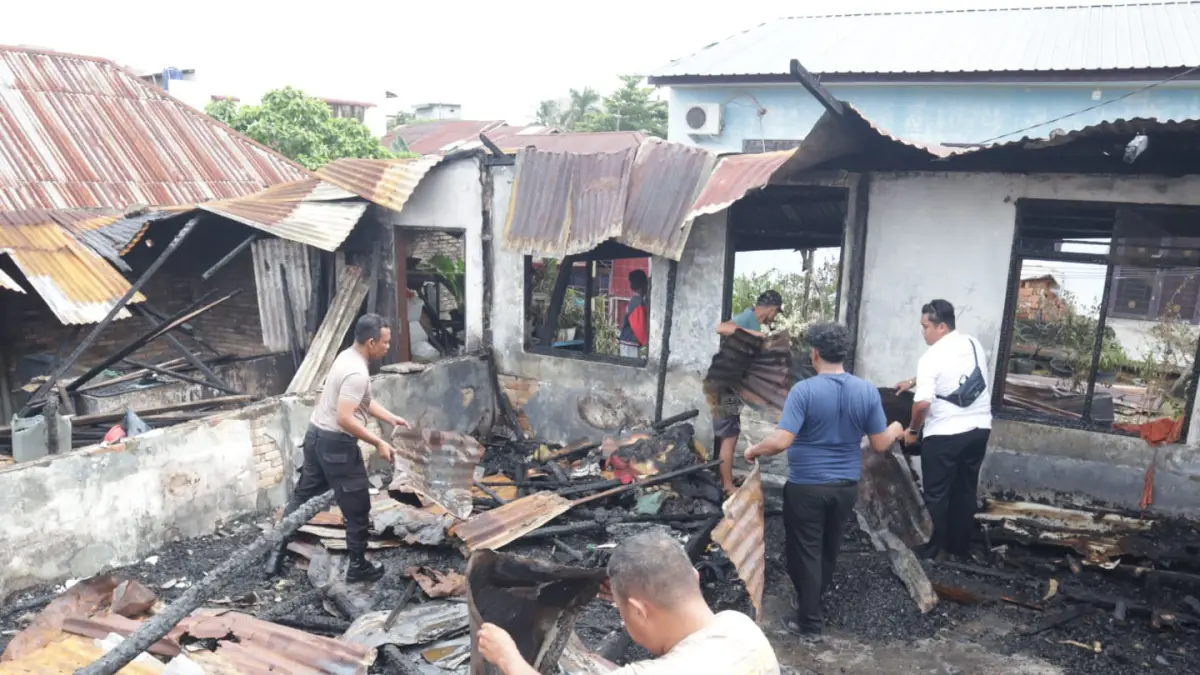 Polres Labuhanbatu menggelar aksi gotong royong membersihkan puing-puing pasca kebakaran yang terjadi di Jalan Urip Sumohardjo  (Fajar/Sumut Pos)