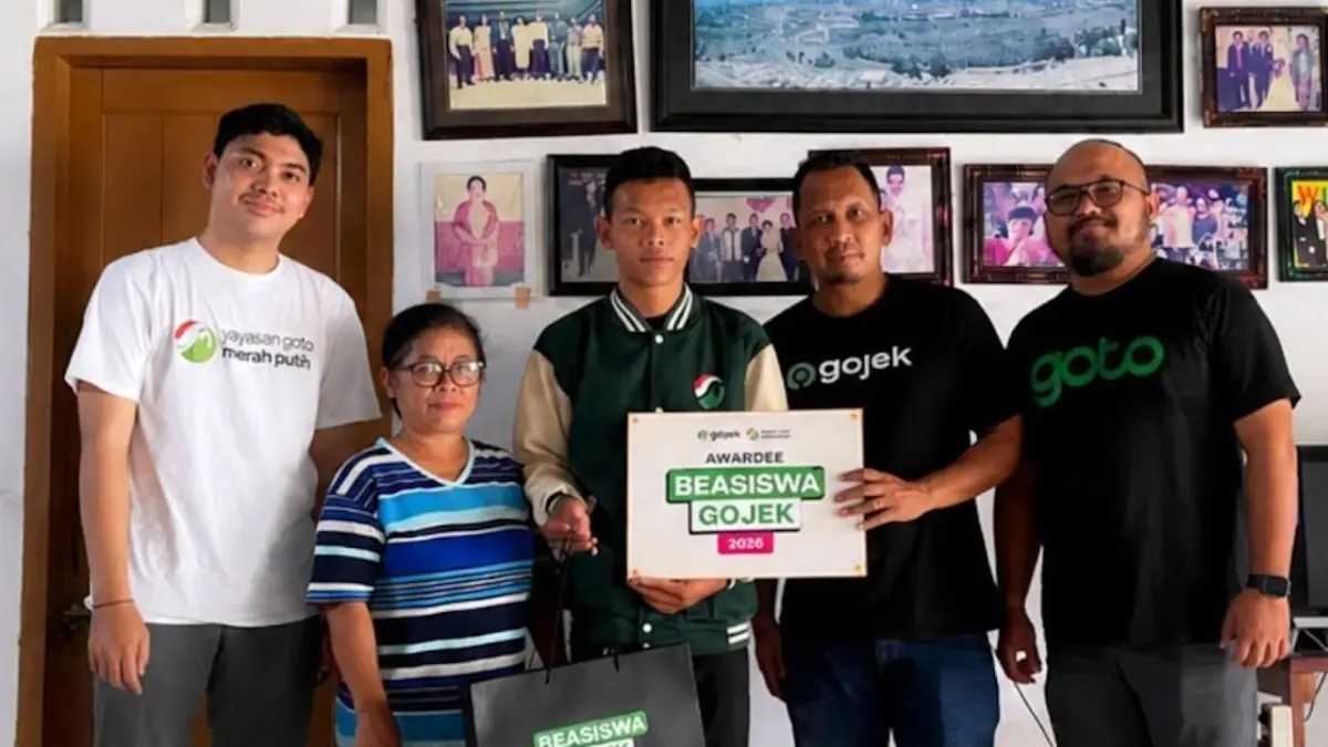 Simon Vega Rumaijuk (19 tahun), seorang mitra driver aktif Gojek yang tembus UNIMED melalui jalur beasiswa. Keberhasilan Simon melanjutkan pendidikan ke jenjang S1 tidak lepas dari dukungan Program Beasiswa Gojek. (tangkapan layar @medantalk)