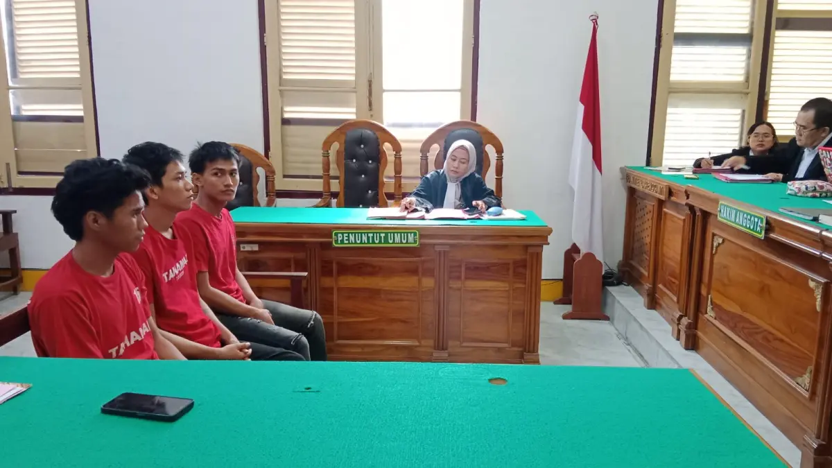 BEGAL: Tiga terdakwa komplotan begal menjalani sidang putusan di PN Medan, Rabu (24/6/2026). (Dok: Gusman/Sumut Pos).

