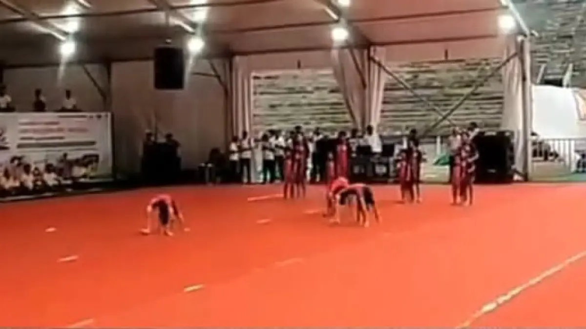Belasan anak di Nagpur, India, viral setelah mengikuti Chakrasana Race saat Hari Yoga. (Instagram @pandemictalks)