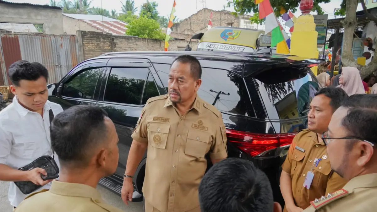 Bupati Batu Bara, Dr. H. Baharuddin Siagian, S.H., M.Si., saat meninjau  pelaksanaan program Bupati Batu Bara Sinergi Melayani Masyarakat (BERLAYAR) di Balai Desa Simpang Gambus, Kecamatan Lima Puluh, Selasa (23/6/2026). (Foto Komimfo Batubara)