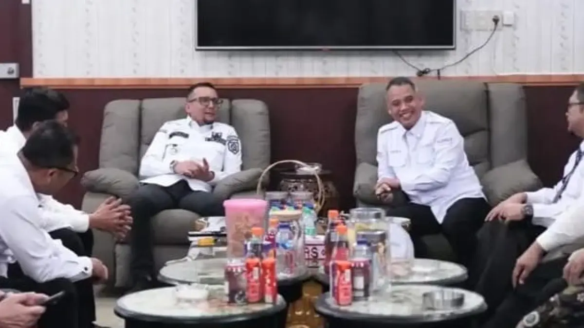 Bupati Labusel Fery Sahputra Simatupang S.H saat terima kunjungan Dirut Bank Sumut. (Kominfo Pemkab Labusel)