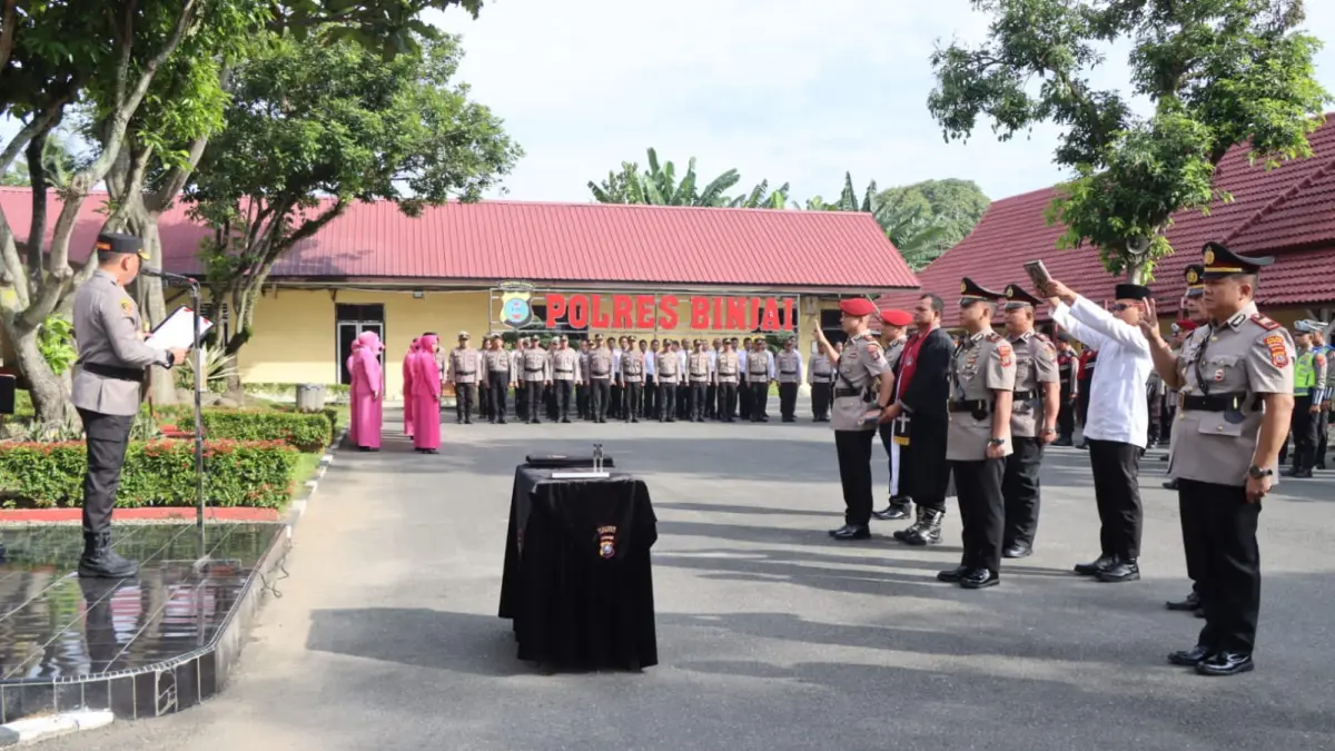 
Kapolres Binjai, AKBP Mirzal Maulana saat membacakan surat keputusan pejabat baru saat sertijab dua kasat dan kapolsek. (Humas Polres Binjai/Sumut Pos)