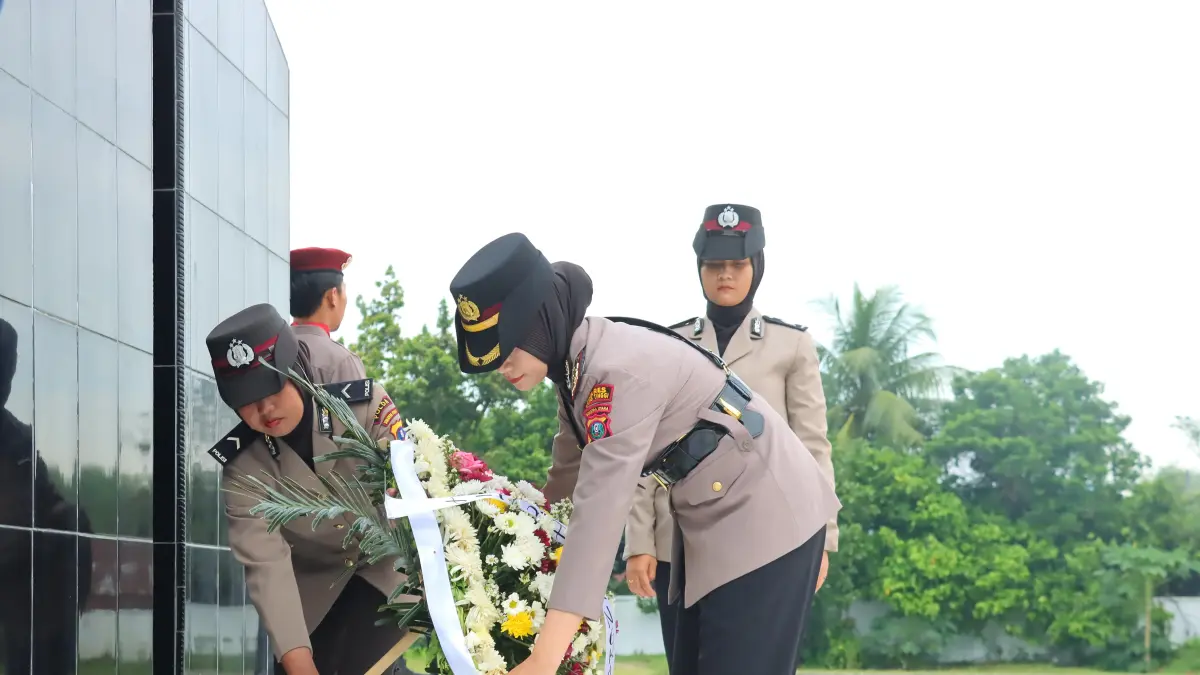 Kapolres Tebing Tinggi AKBP Rina Frillya meletakkan karangan bunga di Taman Makam Pahlawan (TMP) dalam rangka ziarah menyambut HUT Bhayangkara ke-80 Tahun 2026.(24/6/2026). (Azan Purba/Sumut Pos)