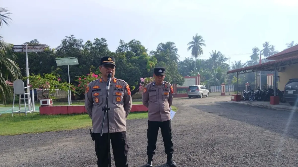 Kapolsek Kampung Rakyat AKP M.Ilham Lubis SH Saat pimpin apel. (Khairuddin/Sumut Pos)