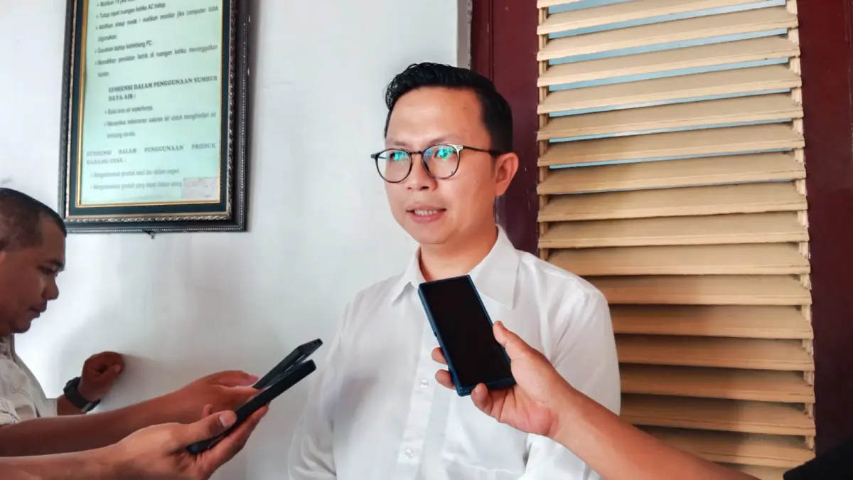 KETERANGAN: Willyam Raja D Halawa selaku kuasa hukum Dirut PT PASU, Djoko Sutrisno memberikan keterangan usai persidangan di Pengadilan Tipikor Medan, Rabu (24/6/2026). (Dok: Gusman/Sumut Pos)

