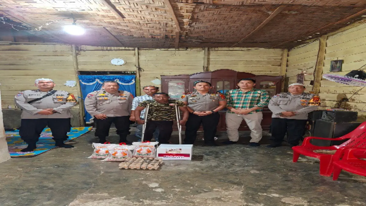 Polsek Na IX-X salurkan Bansos kepada warga Pinang Lombang.Atas. (Dok : Polsek Na IX-X/Sumut Pos)