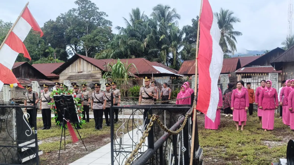  Sambut Hari Bhangkara ke 80, Kapolres Palas pimpin Ziarah di TMP Paringgonan. (Mitra Harahap/Sumut Pos)