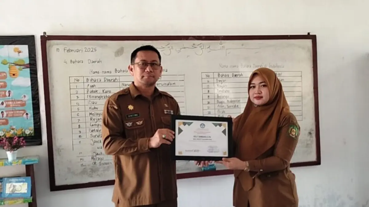 
Sekretaris Dinas Pendidikan Langkat, Robert Hendra Ginting (kiri) saat berkunjung ke salah satu sekolah. (Foto dari Internet/Sumut Pos)