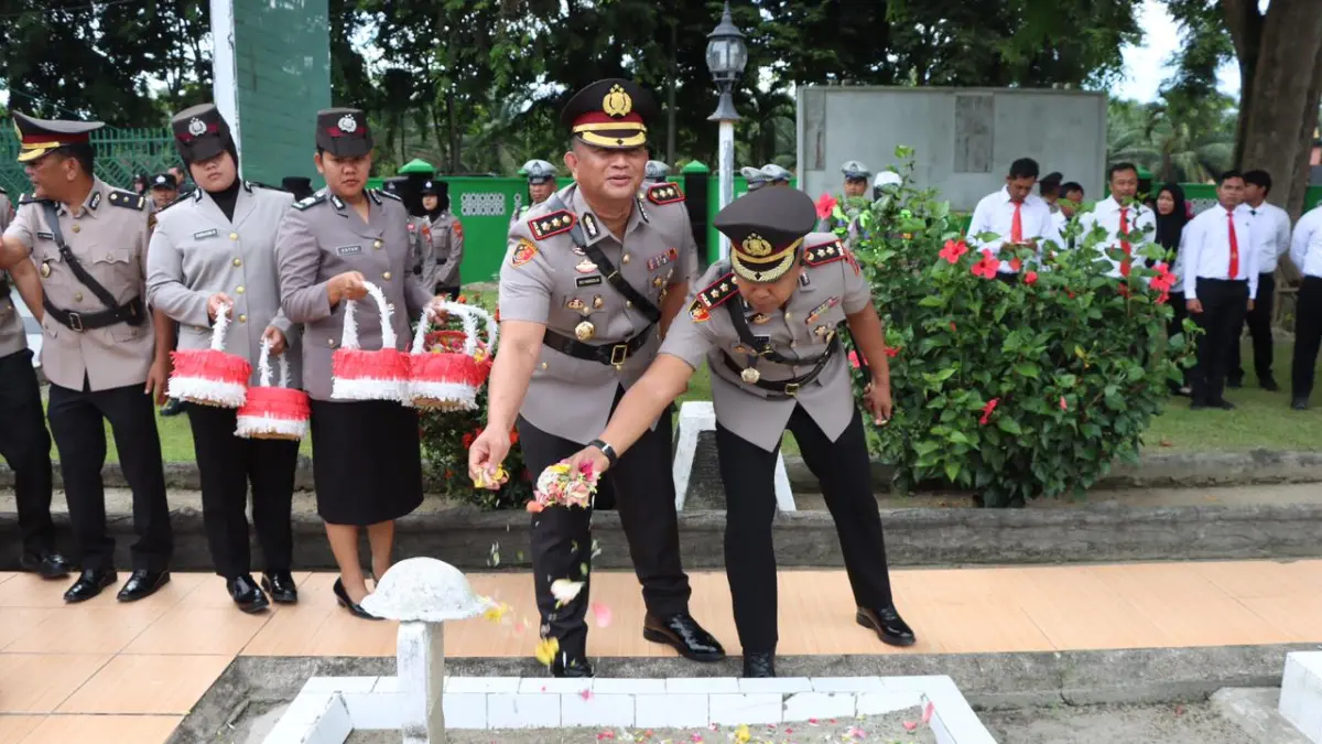 Kapolres Batu Bara AKBP Doly Nelson H.H. Nainggolan, S.H., M.H. dan  Kapolres Asahan AKBP Revi Nurvelani, S.H., S.I.K., M.H..saat 
Ziarah dan Tabur Bunga di Taman Makam Pahlawan (TMP) Kisaran  di , Kelurahan Sidomukti, Kecamatan Kota Kisaran Barat, Kabupaten Asahan, Rabu (24/06/2026). (Foto Humas Polres Batubara)