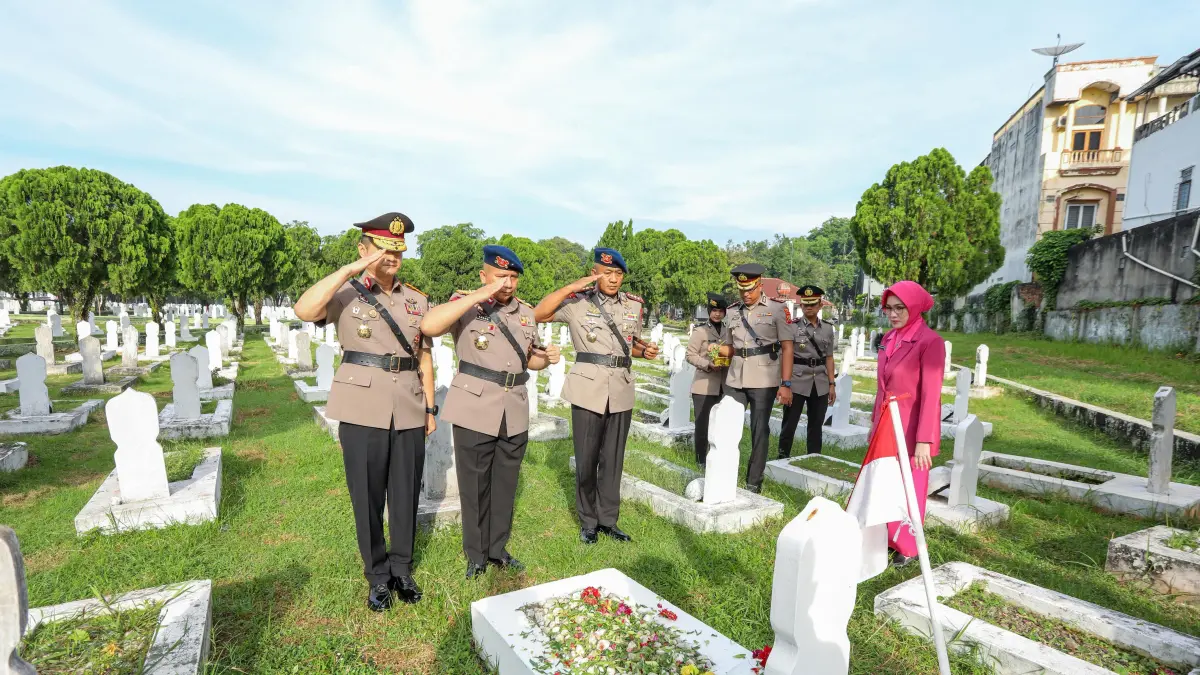 ZIARAH: Jajaran Polda Sumut saat berziarah ke TMP Medan. (Dok: Polda Sumut)


