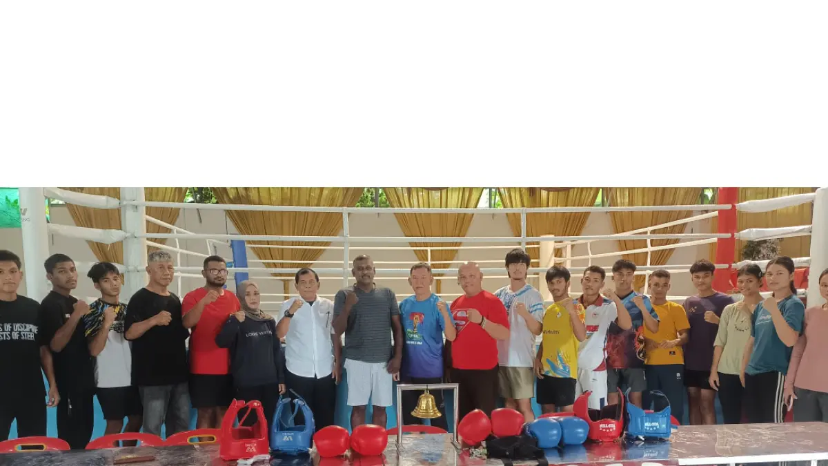Drs Eddy H Sibarani MSi bersama petinju dan pelatih jelang kegiatan sparing bersama di Medan, Rabu (24/6/2026). (Dok Pribadi)