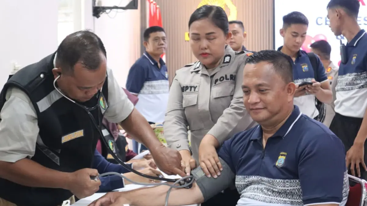 Kapolres Batu Bara AKBP Doly Nelson H.H. Nainggolan, S.H., M.H saat dilakukan pemeriksaan kesehatan oleh tim Sidokkes Polres Batu Bara bersama Dinas Kesehatan Kabupaten Batu Bara, di aula  Sarja Arya Racana Polres Batu Bara, Selasa (23/06/2026). (Foto HumasPolres Batubara)