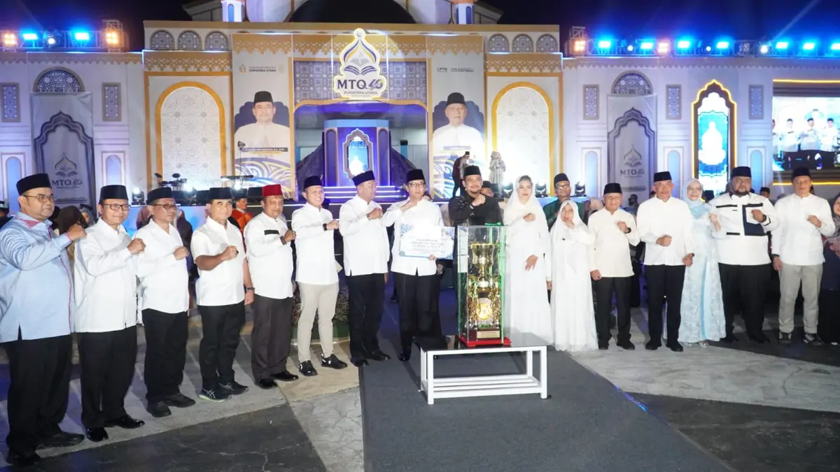 
Foto bersama Bupati Langkat, Syah Afandin dengan piala juara umum III dalam ajang MTQ tingkat Sumut. (Diskominfo Langkat/Sumut Pos)
