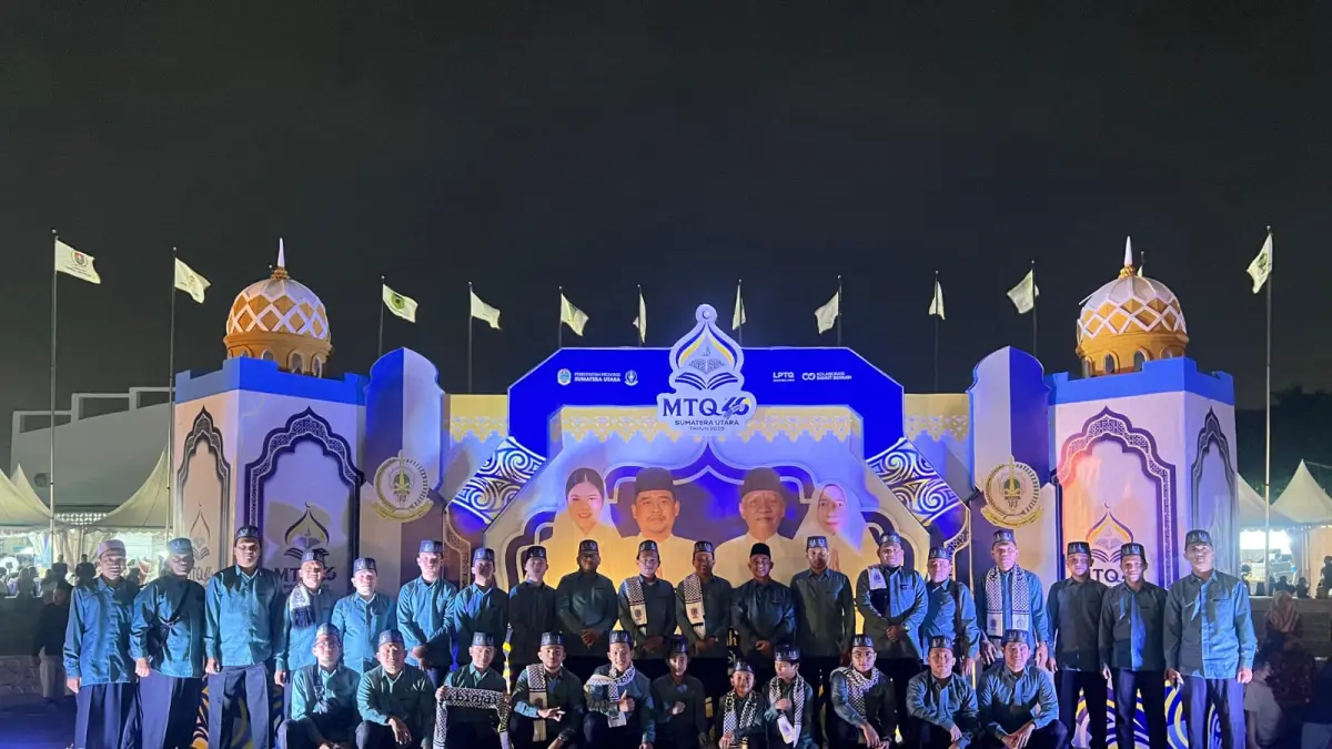 
Foto bersama kafilah asal Kota Binjai yang meraih juara umum IV MTQ tingkat Sumut. (Diskominfo Binjai/Sumut Pos)