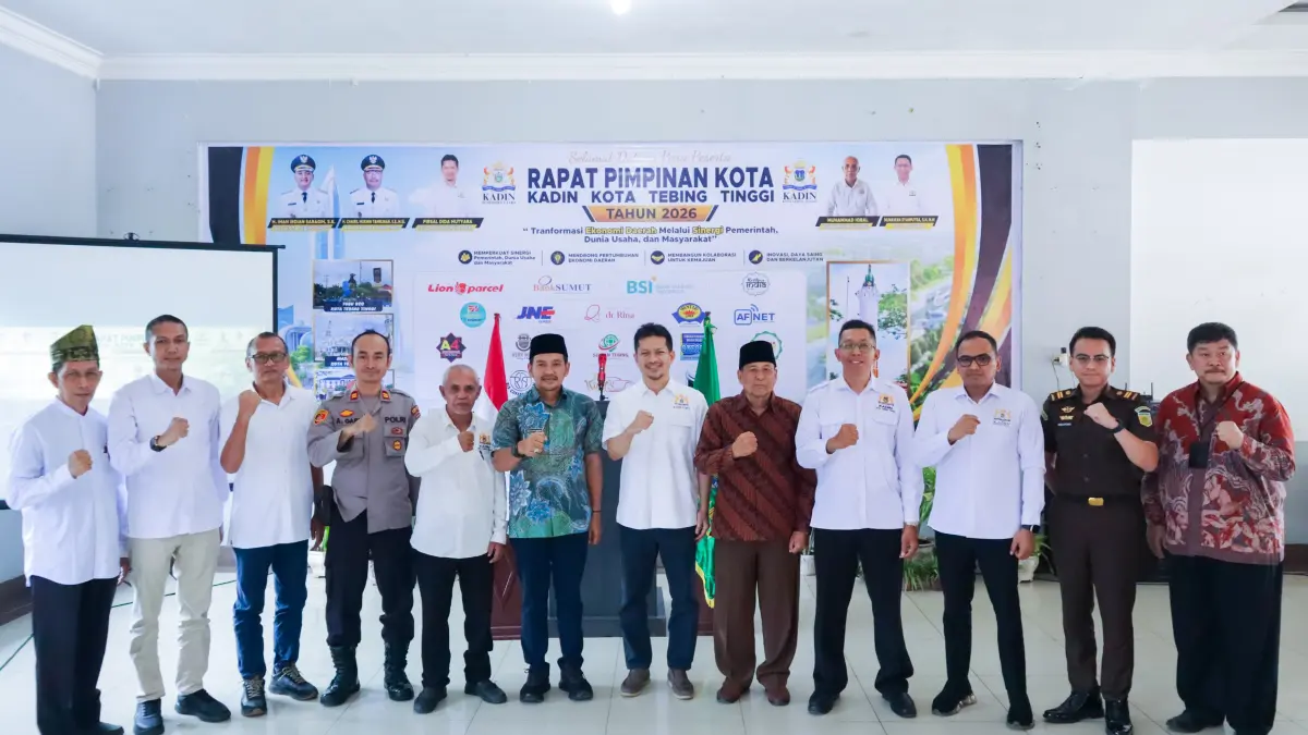 Wali Kota Tebing Tinggi H. Iman Irdian Saragih, S.E., foto bersama jajaran pengurus KADIN, unsur Forkopimda, tokoh masyarakat, dan para pemangku kepentingan usai membuka Rapat Kerja Daerah (Rakerda) KADIN Kota Tebing Tinggi Tahun 2026 di Pondok Bagelen, Kamis (25/6/2026). (Azan Purba/ Sumut Pos)