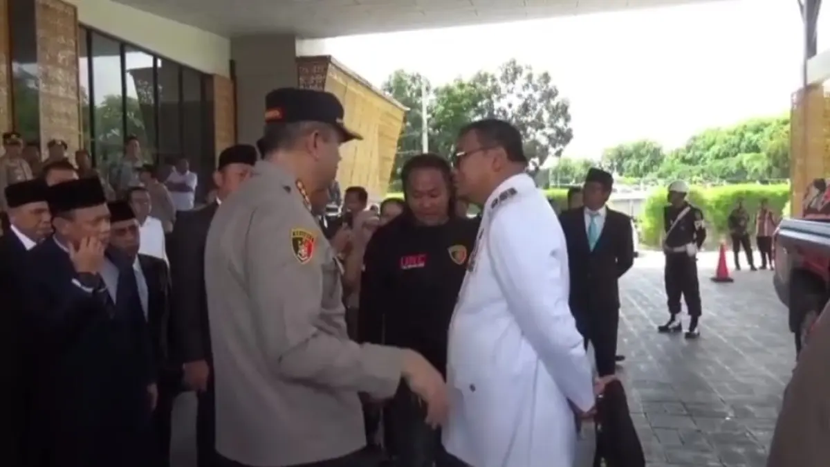 Kapolresta Deliserdang Kombes Pol Hendria Lesmana sempat berdialog dengan Bupati Deliserdang Asri Ludin Tambunan sebelum keluar menumpang mobil Polresta Deliserdang. (Batara/Sumut Pos)