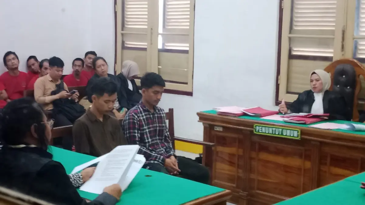KASUS: Dua terdakwa kasus Pertalite 20 liter, saat menjalani sidang pembelaan di PN Medan, Kamis (25/6/2026). (Dok: Gusman/Sumut Pos)

