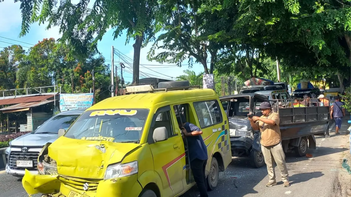 Kecelakaan beruntun melibatkan antara 2 truk dan mengakibatkan 2 mobil minibus yaitu angkot dan pikab ringsek serta menyebabkan tiga orang mengalami luka luka, depan Rumdis Bupati Deliserdang. (Batara/Sumut Pos)