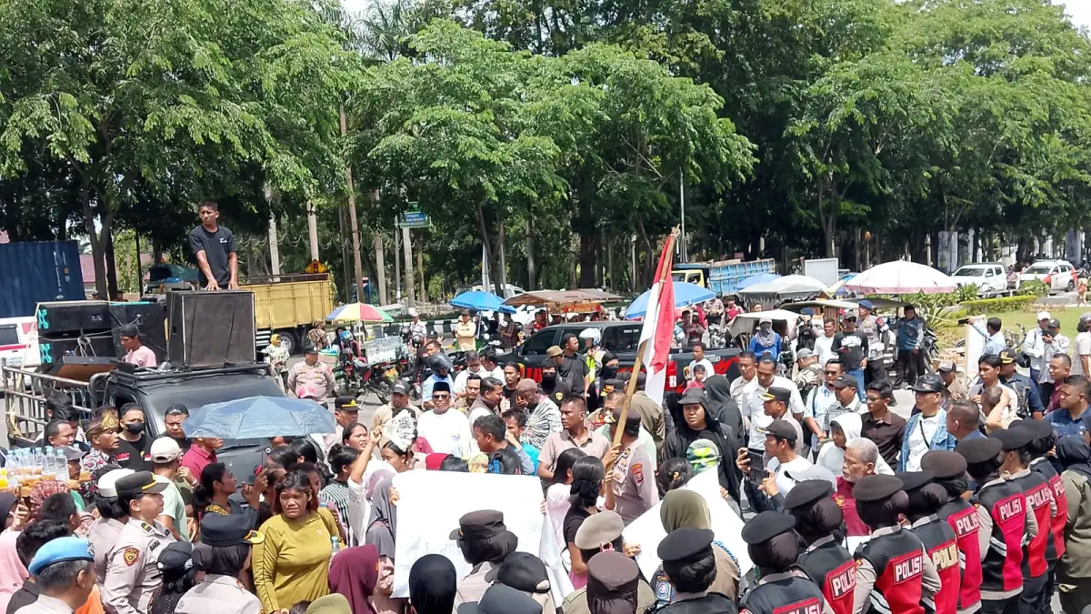 Massa dari Kecamatan Bangun Purba terlibat aksi dorong dengan petugas di halaman depan Grha Bhineka Perkasa Jaya, Kamis (25/6). (Batara/Sumut Pos)