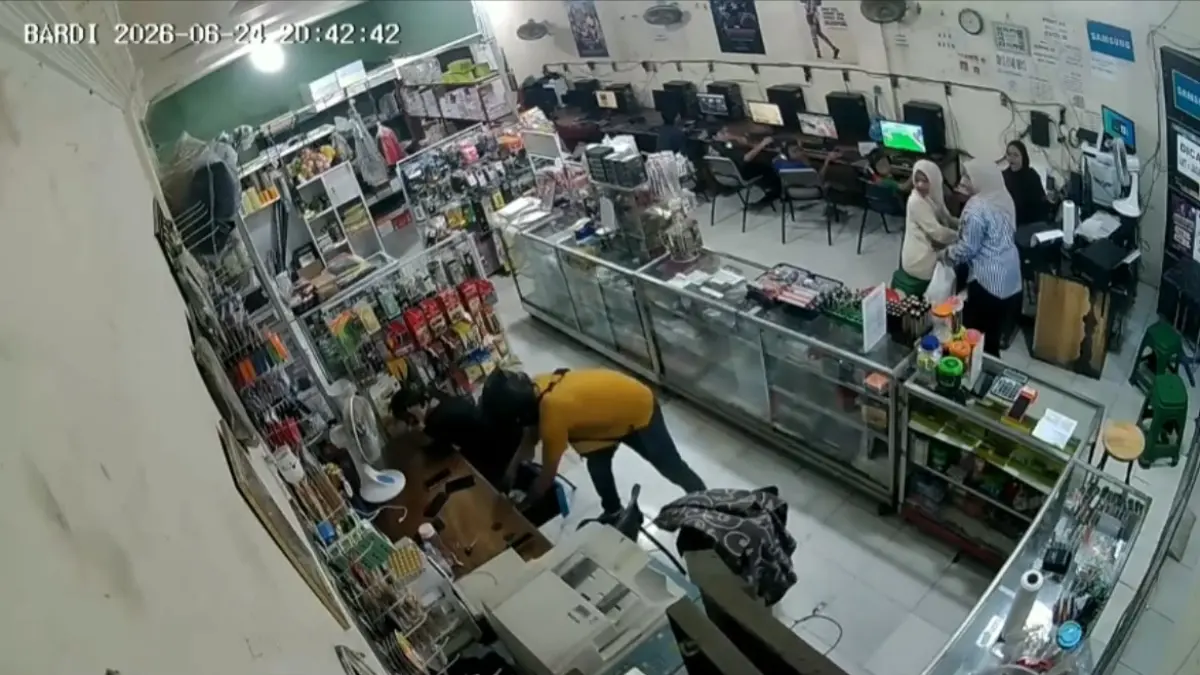 Pelaku perampokan menggunakan senjata tajam terekam CCTV agen Link Selfie Net, Kamis (25/06). (Fadly/Sumut Pos)