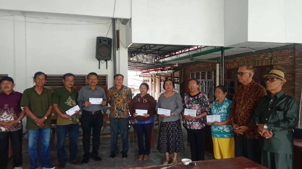 Pengurus PPRS Kota Pematangsiantar dan Sekitarnya foto bersama dengan anggota PPRS yang menjadi korban kebakaran Pasar Dwikora.(Pra Evasi/Sumut Pos)