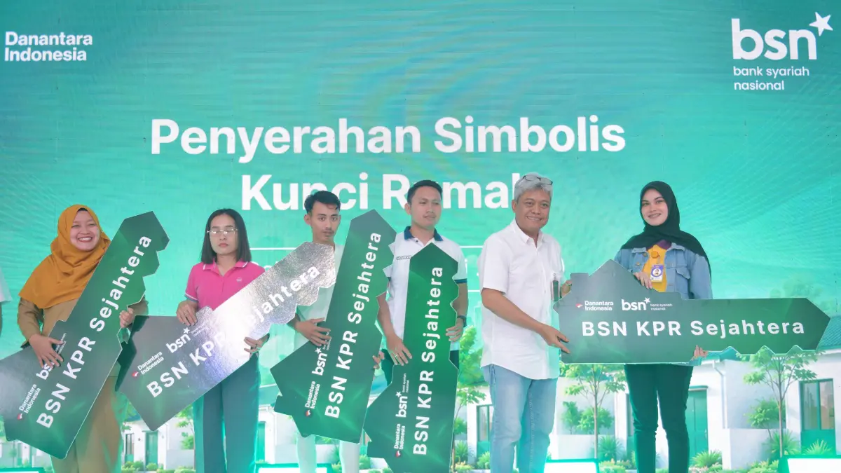 SIMBOLIS: Direktur Consumer Banking Bank BSN, Mochamad Yut Penta, menyerahkan secara simbolis kunci rumah kepada nasabah, di Perumahan Siba Garden, Kabupaten Deliserdang, Kamis (25/6/2026). (Dok: Gusman/Sumut Pos)