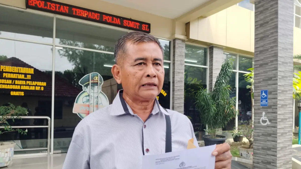 Teguh (61), keluarga korban saat diwawancarai wartawan usai membuat laporan ke Mapolda Sumut. (Dok: keluarga korban)