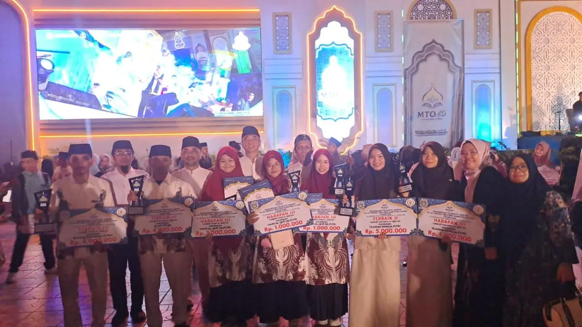 Sekretaris Daerah Kota Tebing Tinggi, Erwin Suheri Damanik, mewakili Wali Kota  Iman Irdian Saragih, Ketua Baznas Kota Tebing Tinggi Khuzamri Amar, foto bersama para peserta Kafilah Tebing Tinggi yang berhasil meraih Juara II, Juara III, dan Harapan III pada MTQ Tingkat Provinsi Sumatera Utara Tahun 2026.  (Azan Purba/  Sumut Pos)